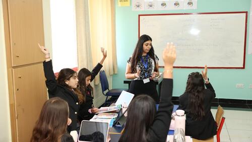 Modern American School Classes & Cafeteria - الصفوف و كافيتريا المدرسة الأمريكية الحديثة 