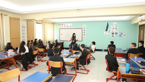 Modern American School Classes & Cafeteria - الصفوف و كافيتريا المدرسة الأمريكية الحديثة 