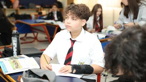Modern American School Classes & Cafeteria - الصفوف و كافيتريا المدرسة الأمريكية الحديثة 
