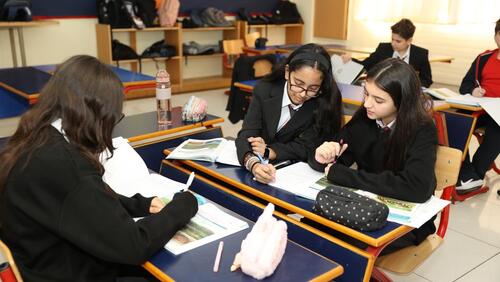 Modern American School Classes & Cafeteria - الصفوف و كافيتريا المدرسة الأمريكية الحديثة 