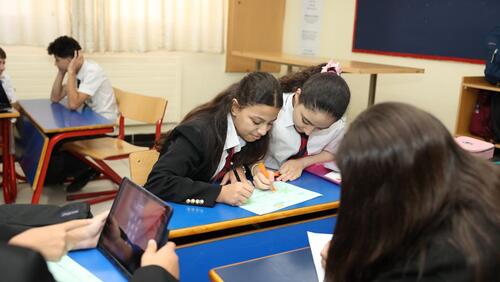 Modern American School Classes & Cafeteria - الصفوف و كافيتريا المدرسة الأمريكية الحديثة 