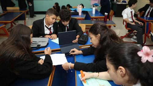 Modern American School Classes & Cafeteria - الصفوف و كافيتريا المدرسة الأمريكية الحديثة 