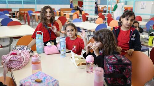Modern American School Classes & Cafeteria - الصفوف و كافيتريا المدرسة الأمريكية الحديثة 
