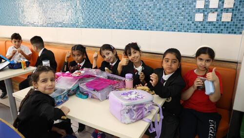 Modern American School Classes & Cafeteria - الصفوف و كافيتريا المدرسة الأمريكية الحديثة 