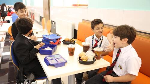 Modern American School Classes & Cafeteria - الصفوف و كافيتريا المدرسة الأمريكية الحديثة 