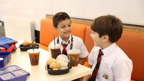 Modern American School Classes & Cafeteria - الصفوف و كافيتريا المدرسة الأمريكية الحديثة 