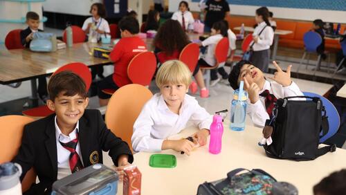 Modern American School Classes & Cafeteria - الصفوف و كافيتريا المدرسة الأمريكية الحديثة 