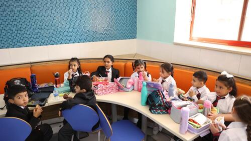 Modern American School Classes & Cafeteria - الصفوف و كافيتريا المدرسة الأمريكية الحديثة 