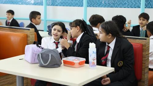 Modern American School Classes & Cafeteria - الصفوف و كافيتريا المدرسة الأمريكية الحديثة 