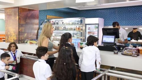 Modern American School Classes & Cafeteria - الصفوف و كافيتريا المدرسة الأمريكية الحديثة 